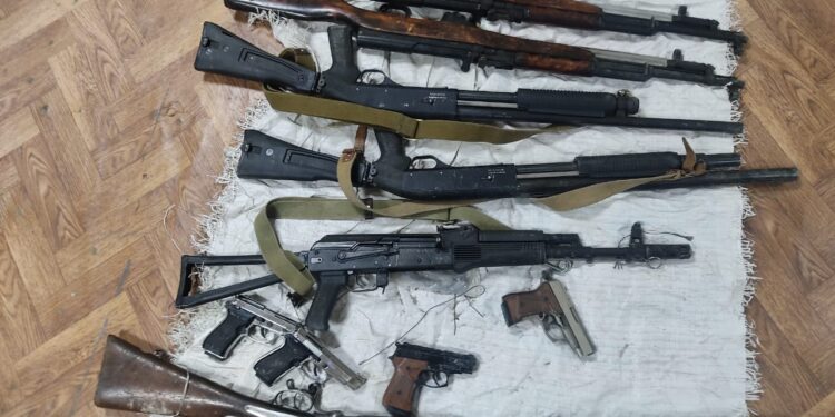 Жамбыл облысында полицейлер 26 қару мен 400-ден астам патрон тапты