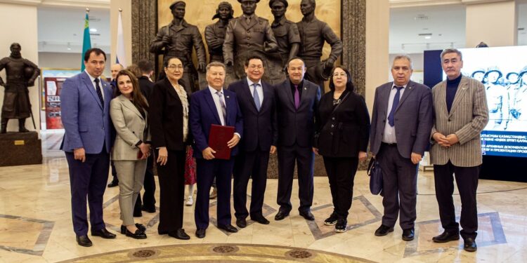 Бауыржан Момышұлының Ресейдегі құпия құжаттары немере інісіне табысталды