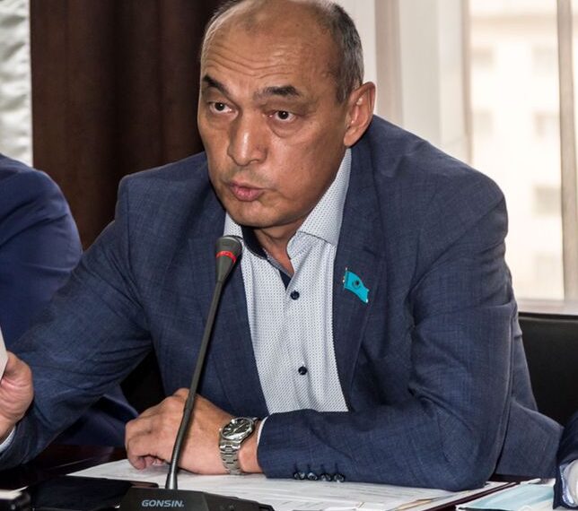 САУРЫҚОВ ДИПЛОМ ЖАСАҒАН ДЕКАННЫҢ АТЫН АТАДЫ