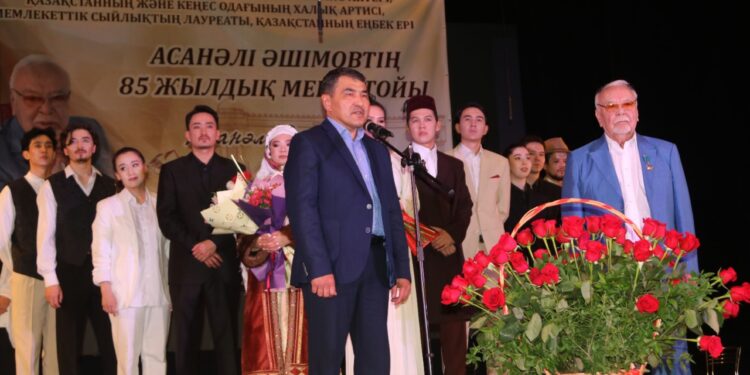 Жамбыл облысының әкімі Қазақстанның Еңбек Ері Асанәлі Әшімовті мерейтойымен құттықтады