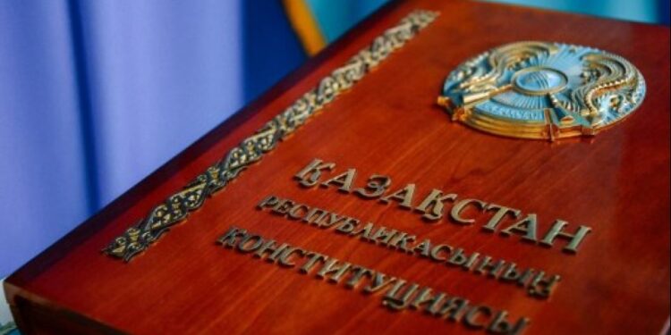 Конституцияның 7 бабын өзгертіп, қазақ тілін — мемлекет тіл ету керек — Депутат