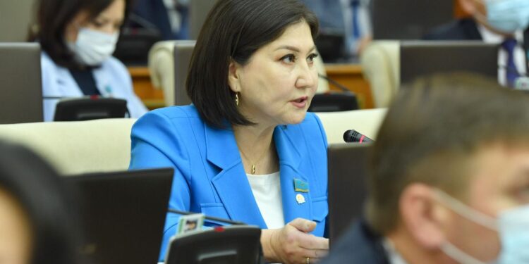 Медицина қызметкерлеріне санаттары бойынша төлеу мәселесі әлі шешімін таппаған