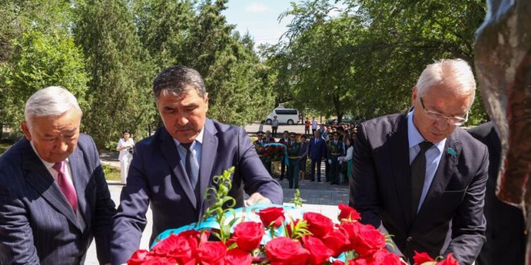 Нұржан Нұржігітов саяси қуғын-сүргін және ашаршылық құрбандарының ескерткішіне гүл шоқтарын қою рәсіміне қатысты