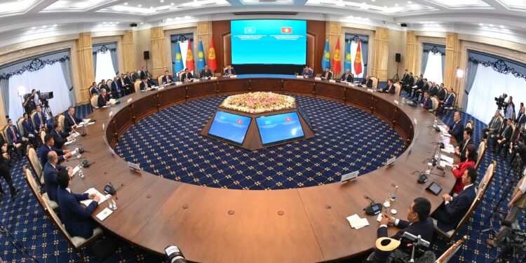 Қасым-Жомарт Тоқаев  пен Садыр Жапаров кеңейтілген құрамда  келіссөз жүргізді