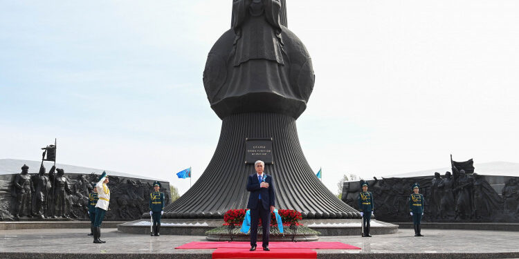 Президент Қасым-Жомарт Тоқаев «Отан Ана» монументіне гүл шоғын қою рәсіміне қатысты