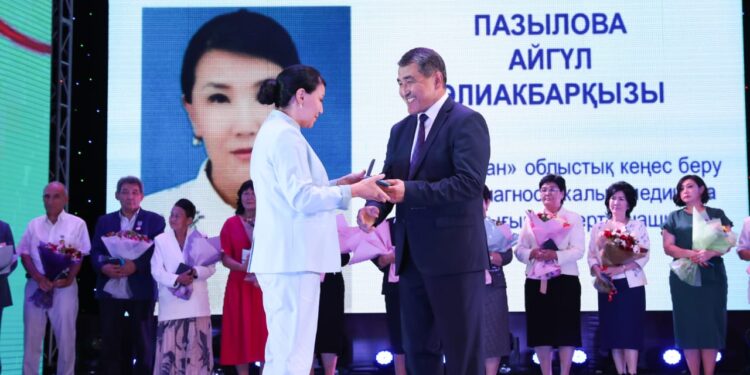 Жамбыл облысының әкімі медицина қызметкерлерін марапаттады