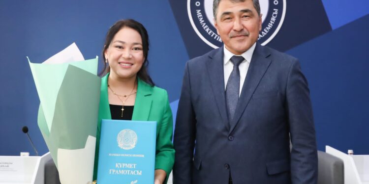 Жамбыл облысының әкімі мемлекеттік қызметшілерді марапаттады