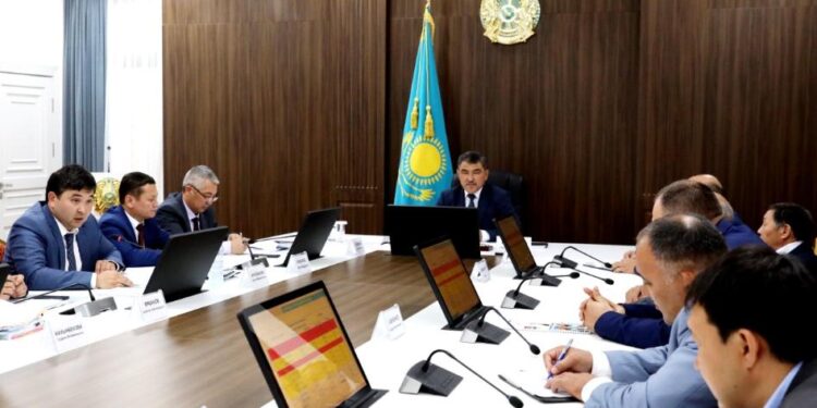 Жамбыл облысының әкімі Нұржан Нұржігітов салалық басқармалардың атқарған жұмыстары бойынша есебі мен жоспарын тыңдауда