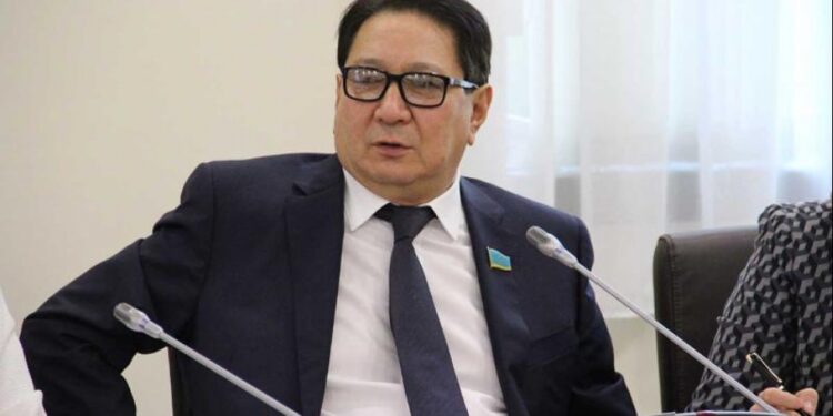 Депутат жағдайы төмен халыққа 100 миллиард теңге таратуды ұсынды