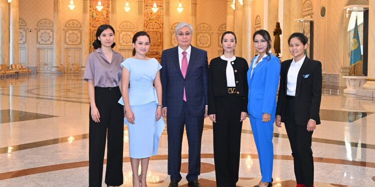 Қасым-Жомарт Тоқаев шахматтан Қазақстан әйелдер құрамасының мүшелерімен және шахмат федерациясының өкілдерімен кездесті