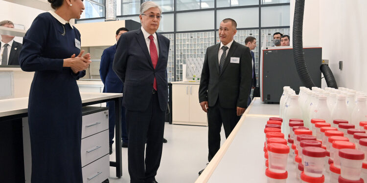Мемлекет басшысы Орталық Азия экологиялық зерттеулер институтын аралап көрді