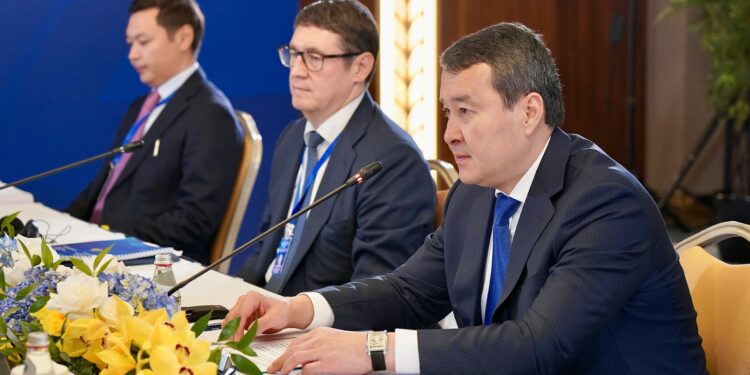 Әлихан Смайылов J.P. Morgan және TotalEnergies басшыларымен кездесті