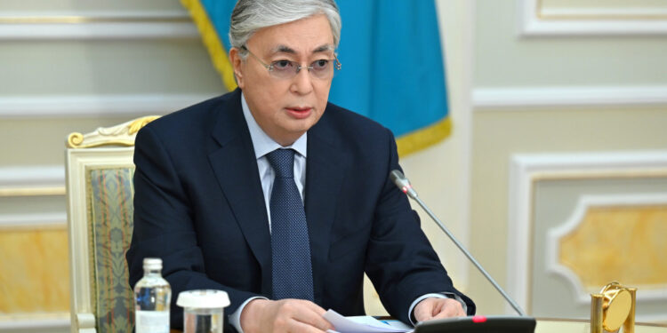 Мемлекет басшысы мемлекеттік қызметшілерді кәсіби мерекесімен құттықтады
