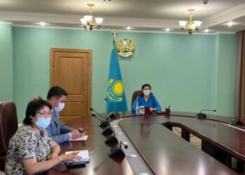 Ажар Ғиният Шымкенттегі мүмкіндігі шектеулі жігіт Алмаз Уткуровпен онлайн форматта кездесу өткізді