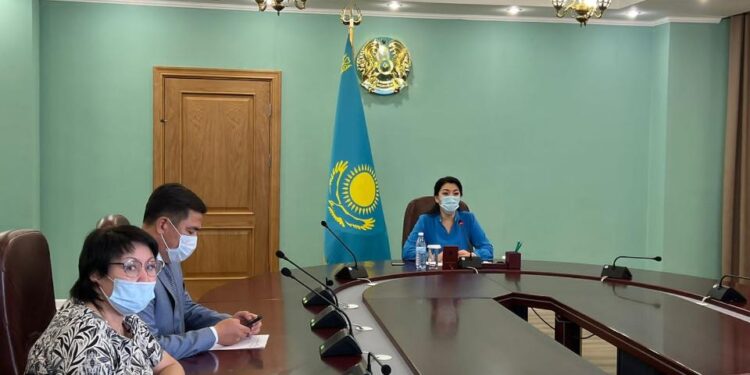 Ажар Ғиният Шымкенттегі мүмкіндігі шектеулі жігіт Алмаз Уткуровпен онлайн форматта кездесу өткізді
