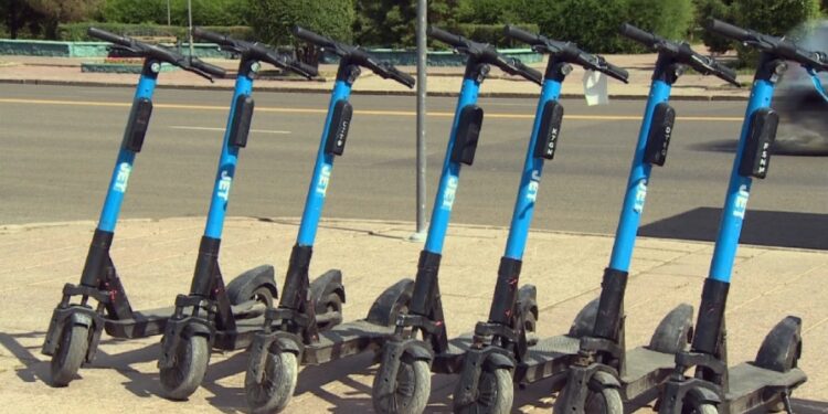 Елімізде жасөспірімдердің электросамокатпен жүруіне тыйым салынады