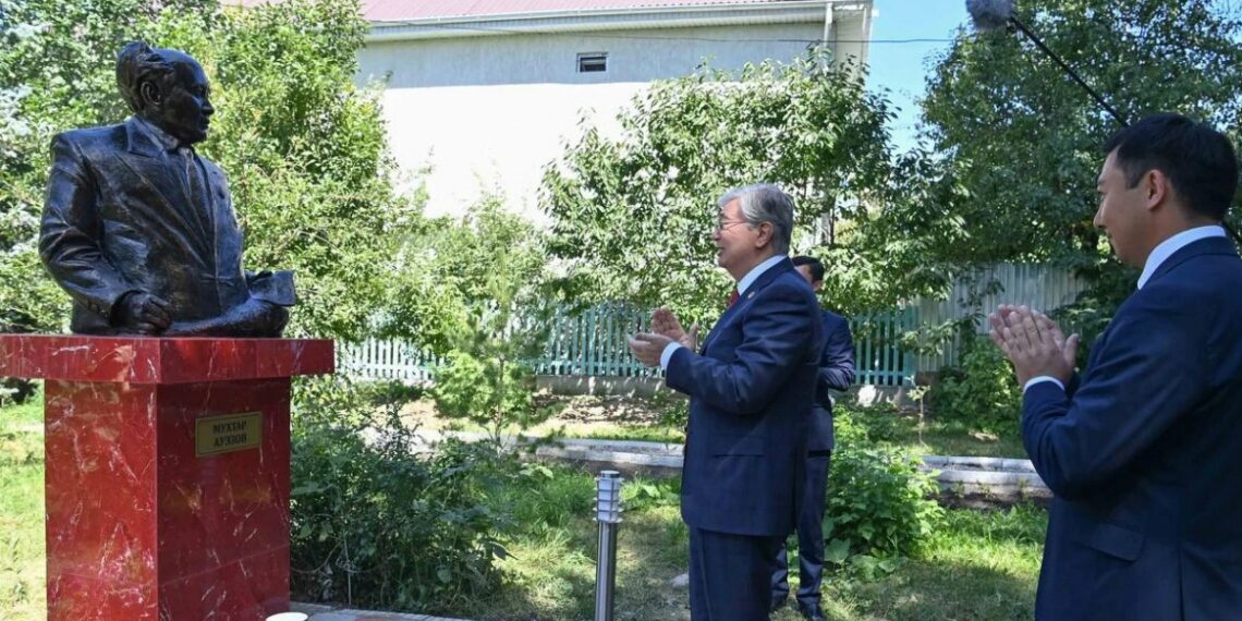 Мемлекет басшысы Мұхтар Әуезовтің Шолпан-Ата қаласындағы музей-үйіне барды