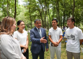 НҰРЖІГІТОВ ЖАСТАРМЕН АШЫҚ АЛАҢДА КЕЗДЕСТІ