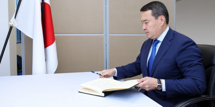 Әлихан Смайылов Синдзо Абэнің отбасына және Жапония халқына көңіл айтты
