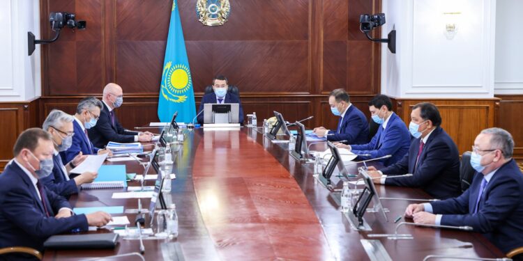 Үкіметте Мемлекет басшысының тапсырмаларын іске асыру талқыланды