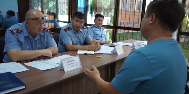 Жамбылдық полицейлер фронт-офисте тұрғындарды қабылдауда