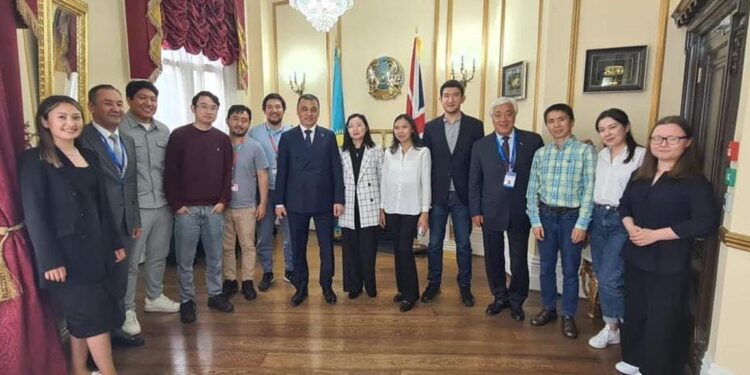 Асқар Омаров «Болашақ» бағдарламасы арқылы білім алып жатқан қазақстандық жастармен кездесті