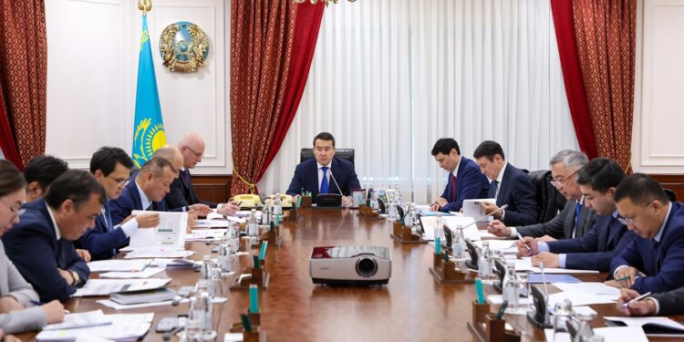 Әлихан Смайылов Экономиканы демонополизациялау жөніндегі комиссияның отырысын өткізді