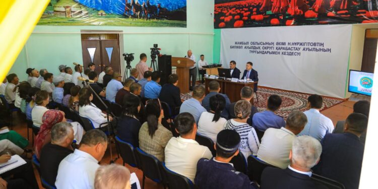 Жамбыл облысының әкімі ауылдықтармен кездесіп, талап-тілегін тыңдады