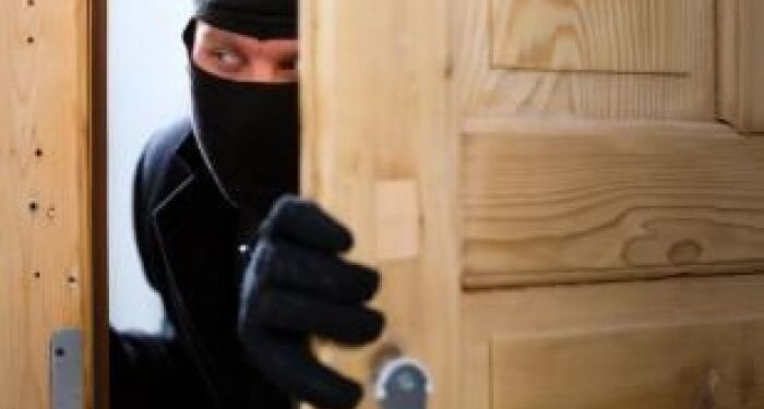 Жамбыл аудандық полиция бөлімінің қызметкерлері мүліктік қылмыстарды жасағаны үшін бұрын бірнеше рет сотталған ұрыны құрықтады