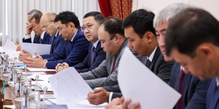 Әлихан Смайылов Экономиканы демонополизациялау жөніндегі комиссияның отырысын өткізді