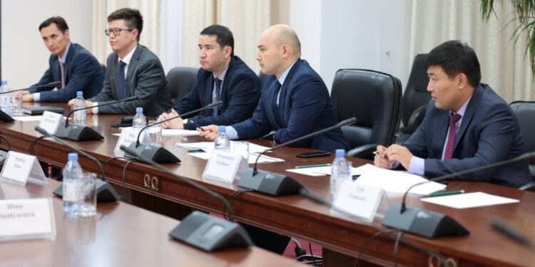 ҰЭМ басшысы Сэр Сума Чакрабартимен кездесу өткізді