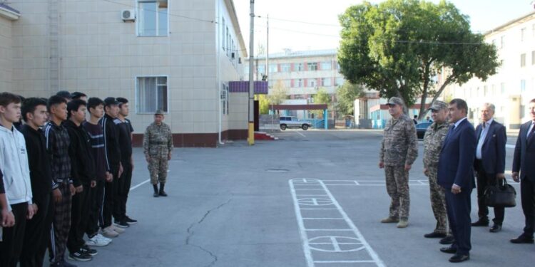 Жамбыл облысы әкімі әскерге шақырылушылармен кездесті