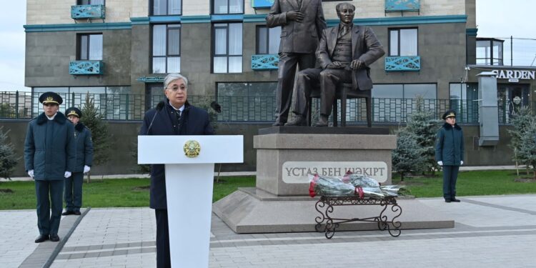 Мемлекет басшысы Мұхтар Әуезов пен Қайым Мұхамедхановқа ескерткіш ашты
