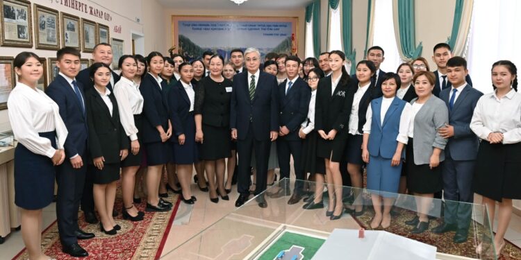 Президент М.Әуезов атындағы педагогикалық колледжге барды