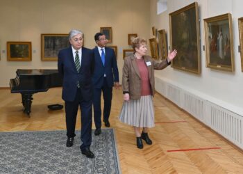 Президент Абай облысына жұмыс сапары аясында бейнелу өнері музейін аралады