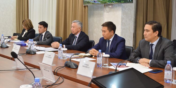 Серік Жұманғарин Мемлекет басшысының кеңесшісімен ведомствоның өзекті мәселелерін талқылады