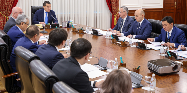 Әлихан Смайылов Экономиканы демонополизациялау жөніндегі комиссияның отырысын өткізді