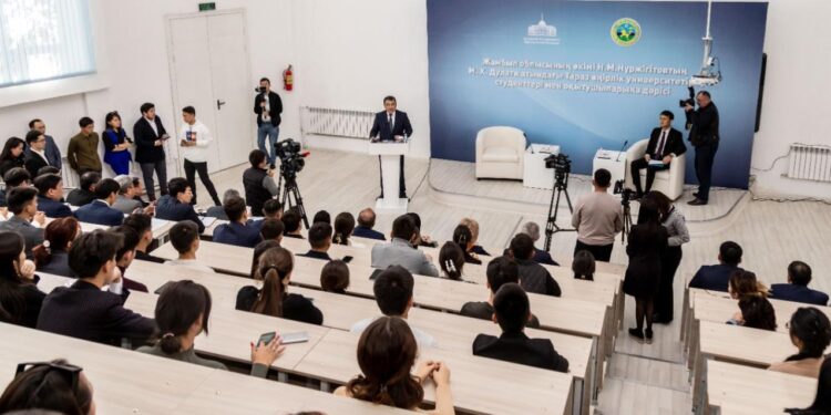 Нұржан Нұржігітов студенттермен еркін форматта кездесті