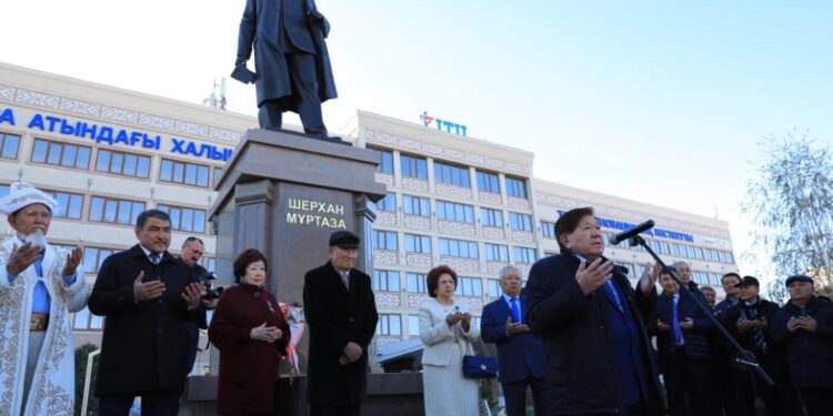 Таразда Халық жазушысы Шерхан Мұртазаның ескерткіші ашылды