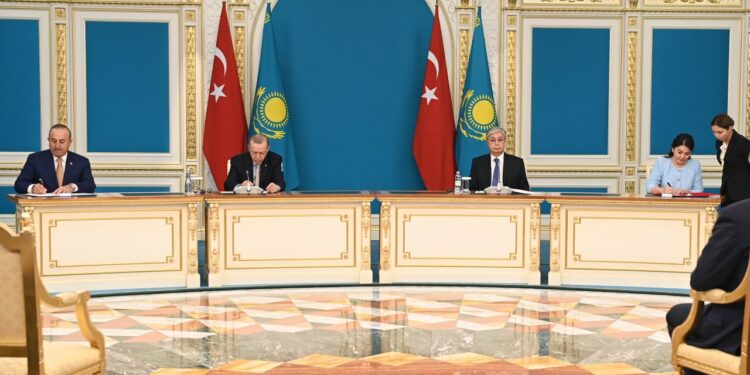 Қазақстан және Түркия басшыларының қатысуымен ресми делегациялардың мүшелері құжаттарға қол қойды