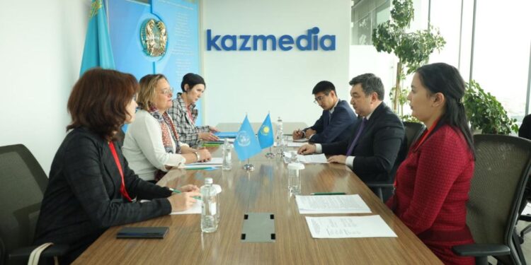 Дархан Қыдырәлі UNICEF-тің Қазақстандағы Өкілінің Орынбасары Летисия Баззи-Вейлмен кездесті