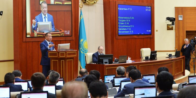 Қ. Өскенбаев Мәжіліс депутаттарына автожол саласын дамыту туралы есеп берді