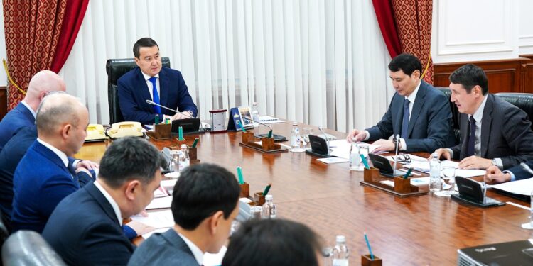 Әлихан Смайылов Экономиканы демонополизациялау жөніндегі комиссияның отырысын өткізді