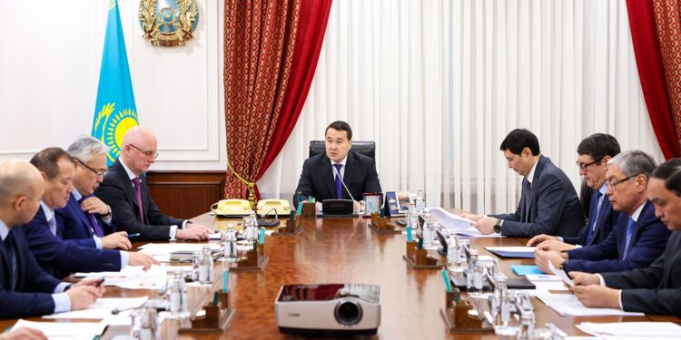 Әлихан Смайылов Экономиканы демонополизациялау жөніндегі комиссияның отырысын өткізді