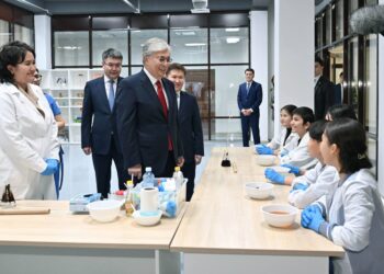 Мемлекет басшысы Атырау облысына жұмыс сапары аясында Абай атындағы орталықтың жұмысымен танысты