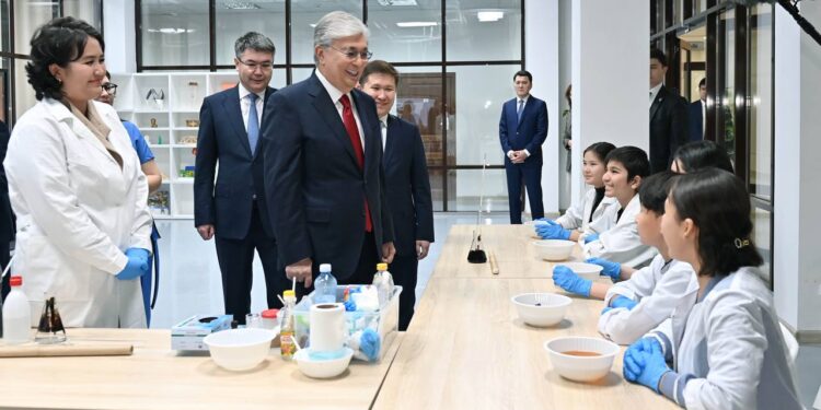 Мемлекет басшысы Атырау облысына жұмыс сапары аясында Абай атындағы орталықтың жұмысымен танысты