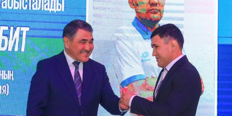 Жамбыл облысы әкімі сурдлимпиада ойындарының жүлдегерлеріне пәтер кілттері табыстады