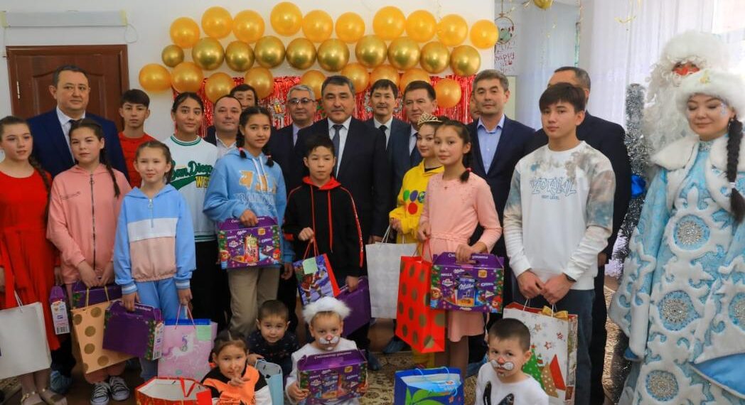 Жамбыл облысының әкімі балаларды Жаңа жыл мерекесімен құттықтады