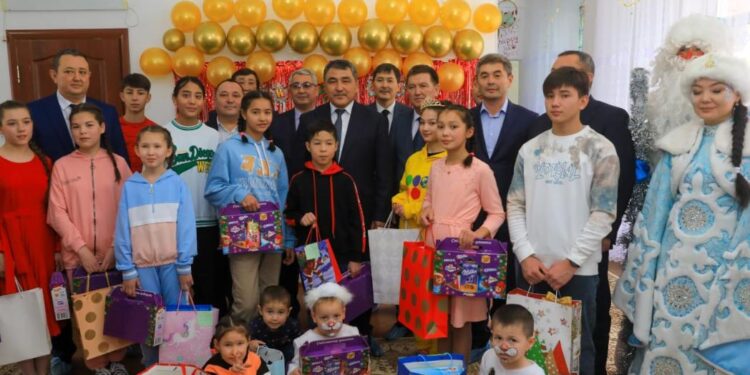 Жамбыл облысының әкімі балаларды Жаңа жыл мерекесімен құттықтады