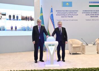 Қасым-Жомарт Тоқаев пен Шавкат Мирзиёев бірлескен нысандардың құрылысын салтанатты түрде бастау рәсіміне қатысты